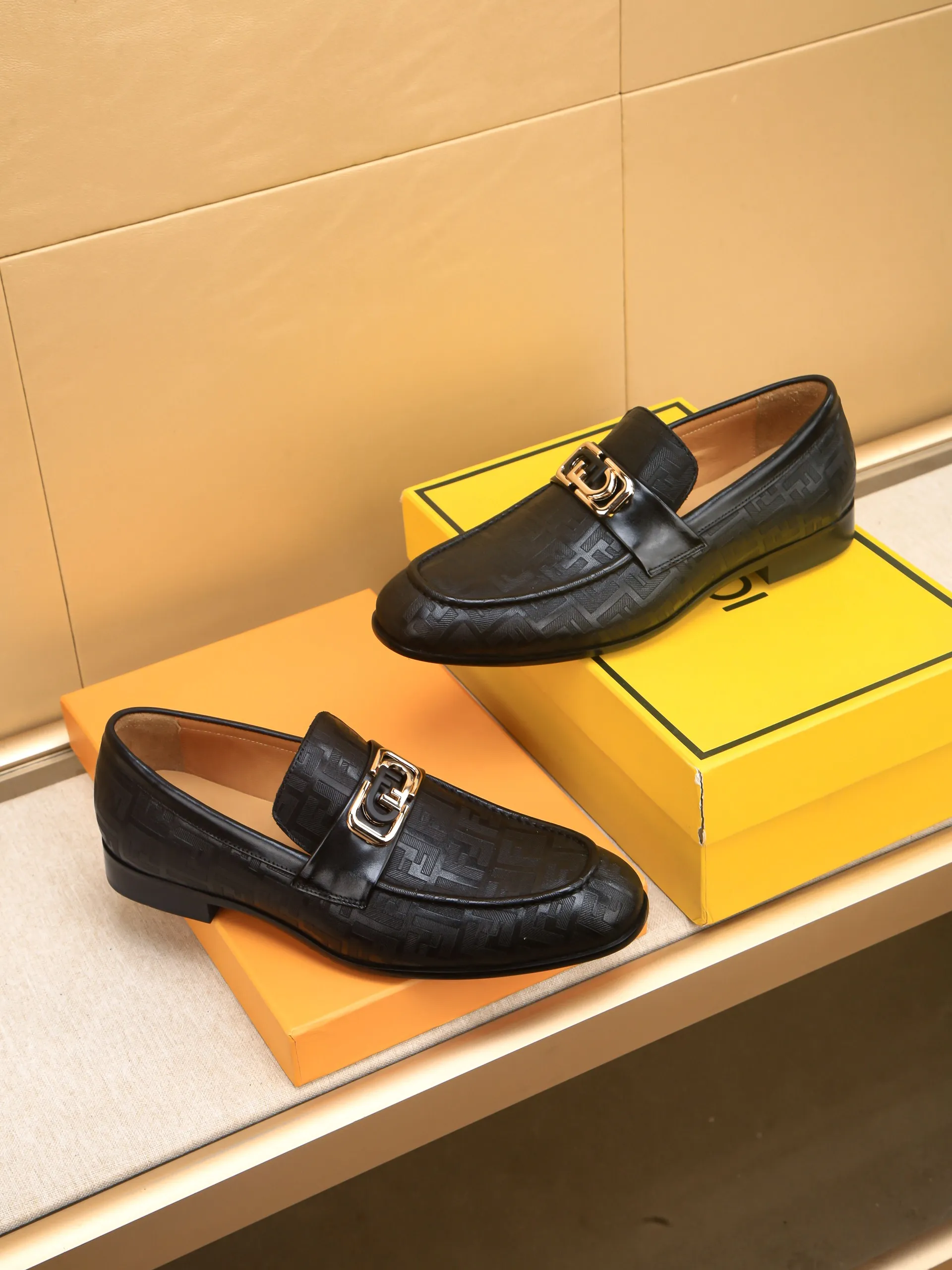 Men's shoes💰460 🕷🕷【FENDI】The latest men's formal leather shoes🇨🇳Classic series not to be missed💯The first layer is made of imported first-layer cowhide☘Original quality, the leather is smooth and delicate🎋Awesome version, perfect streamlined outline🍇🐮Leather lining, code number 39-44...(customized at 38.45.46.47)